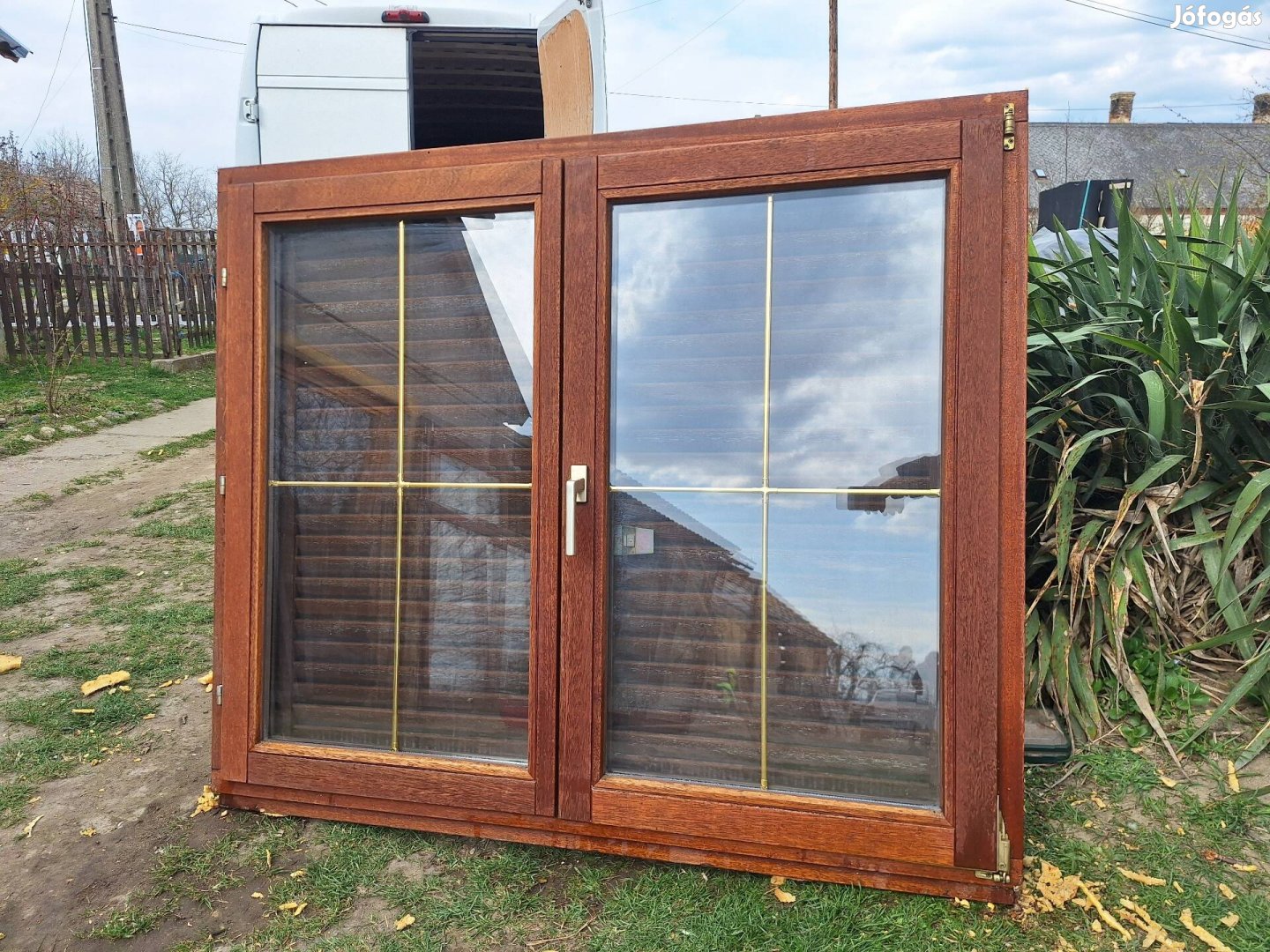 Mahagóni fa ablakok. Zsalugáterrel.