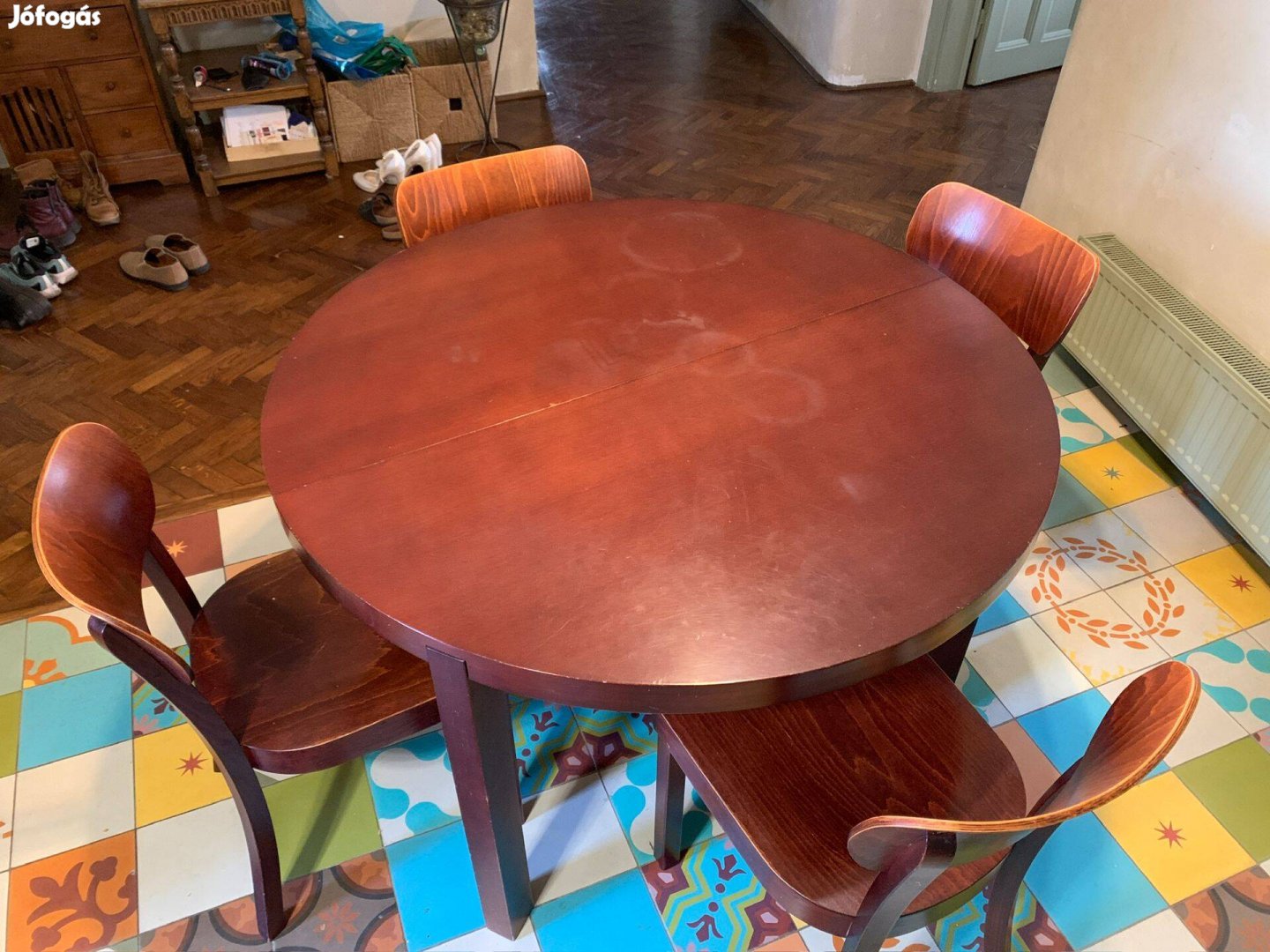 Mahagóni színű konyhaasztal és 4 szék