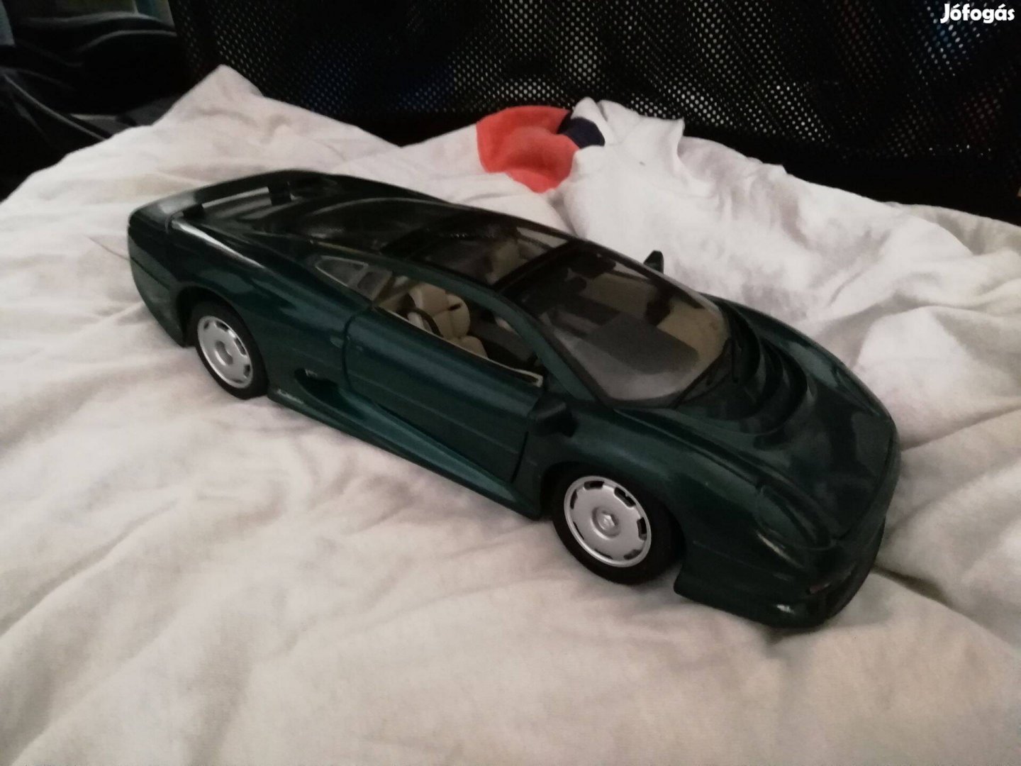 Maisto 1/18 Jaguar Xj 220 autómodell