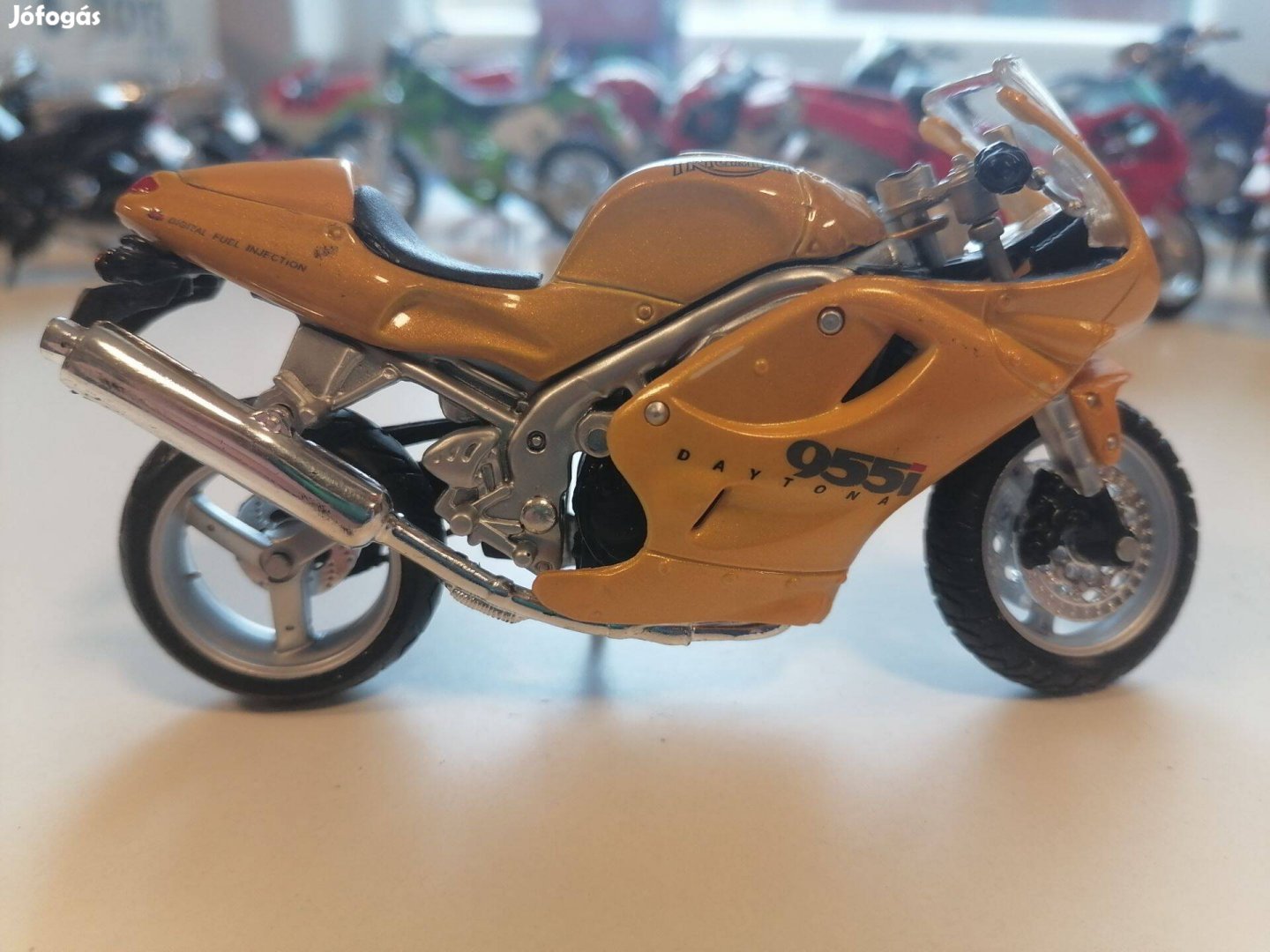 Maisto Triumph Daytona 955i gold 1:18 Motor Modell