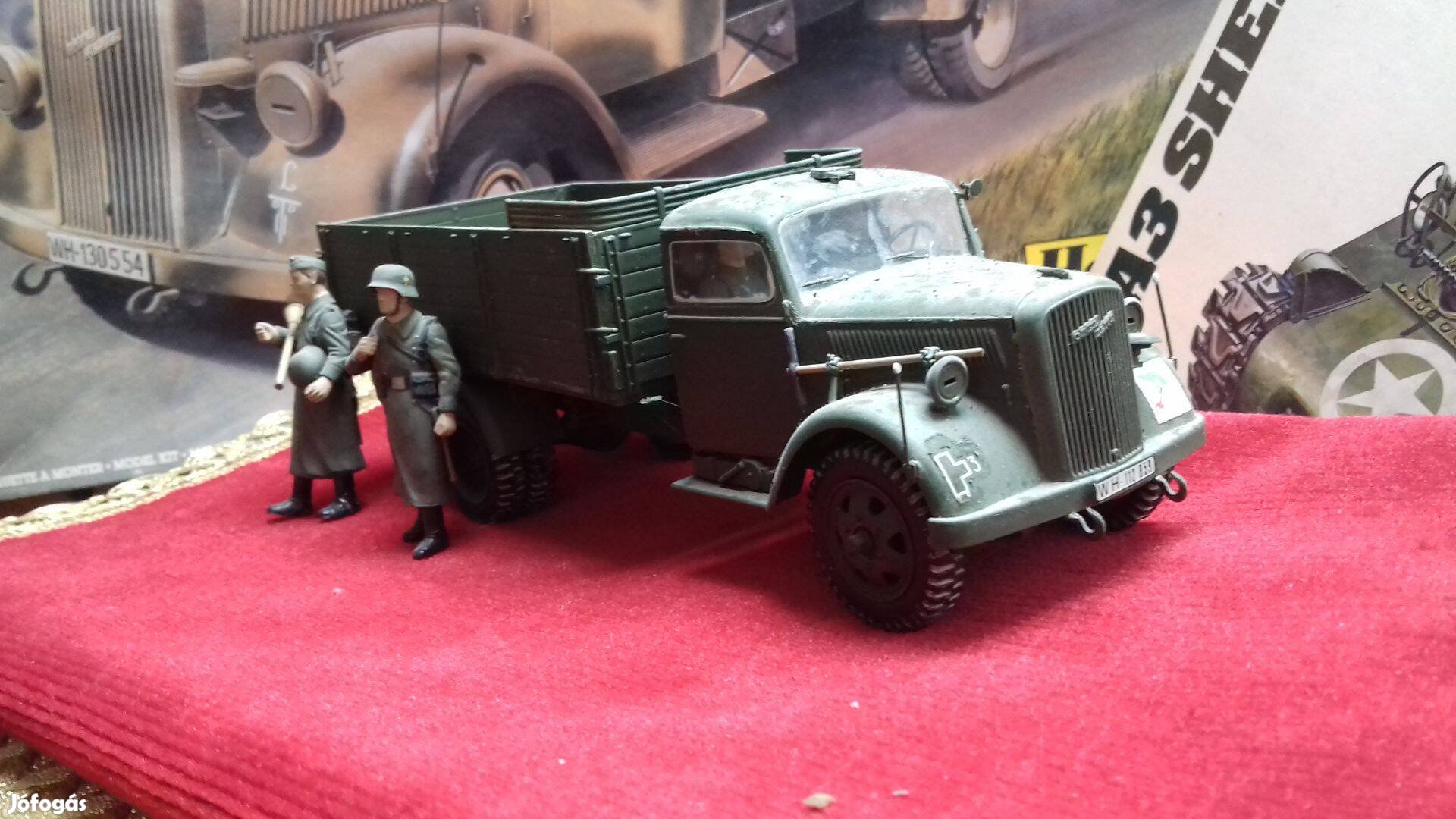 Makett vitrinhez Opel 18 cm teherautó 2 katonával wehrmacht 1:35 műany