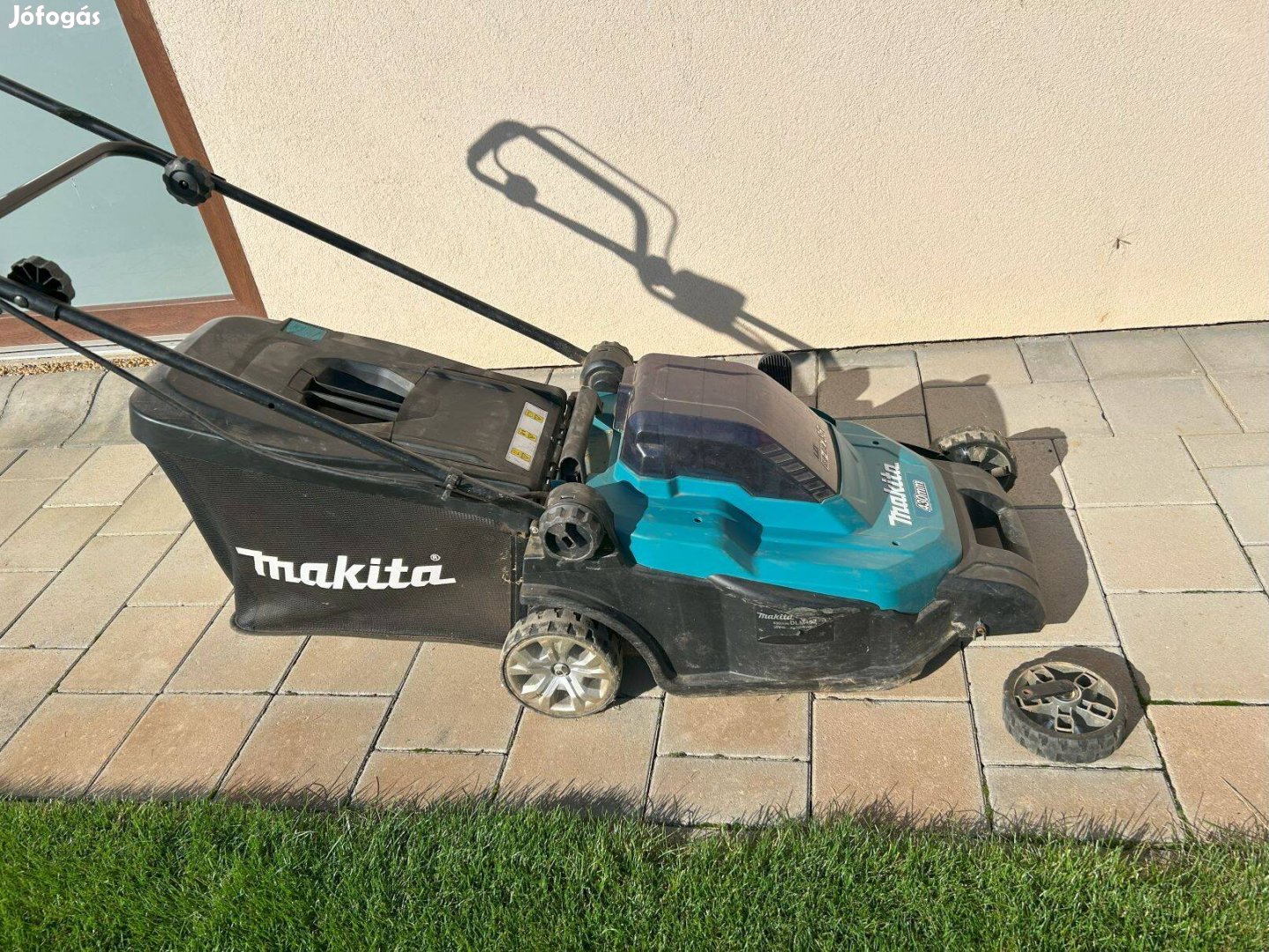 Makita DLM432PT2 géptest (Jobb első keréktartó törött)