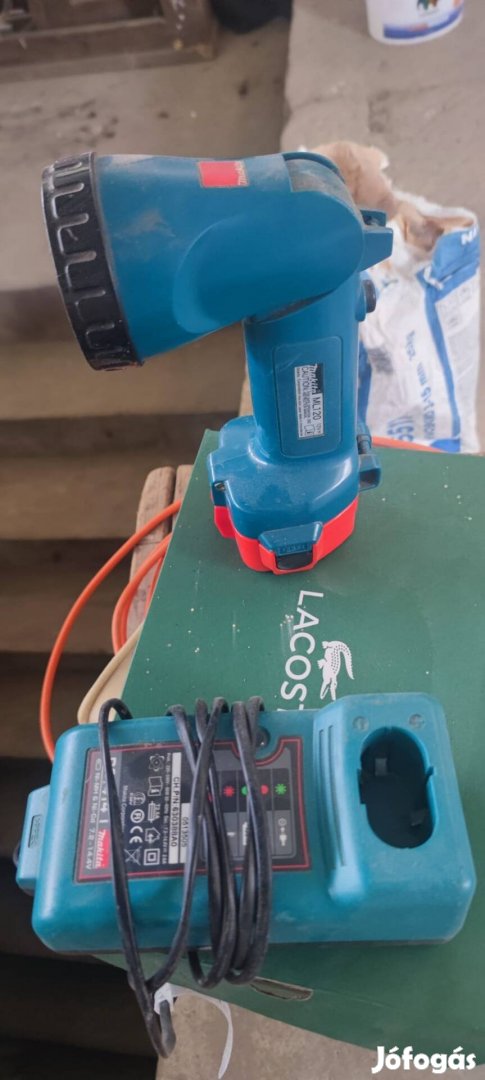 Makita lámpa töltővel.