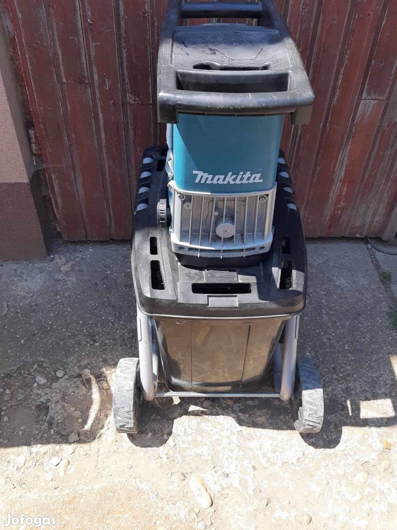 Makita szinte uj  behúzóhengeres ágdaráló