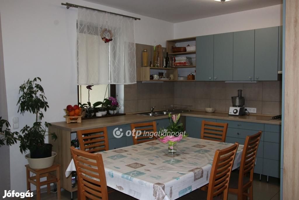 Maklári eladó 160 nm-es ház