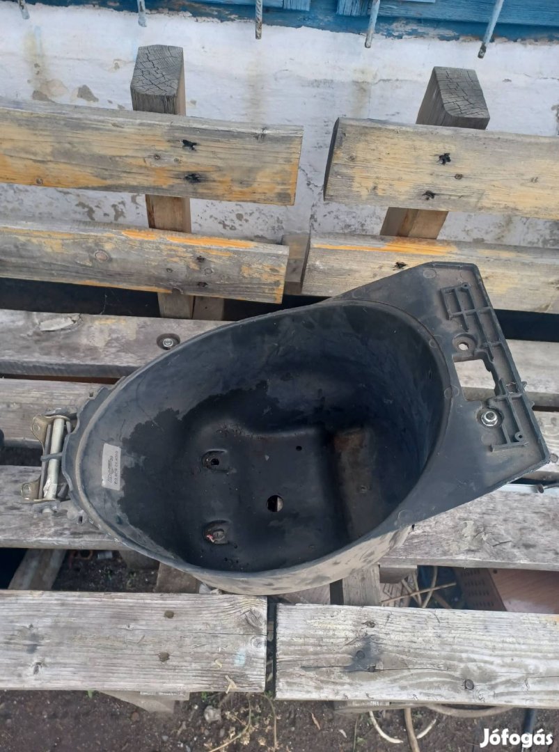 Malaguti f10 sisak tartó