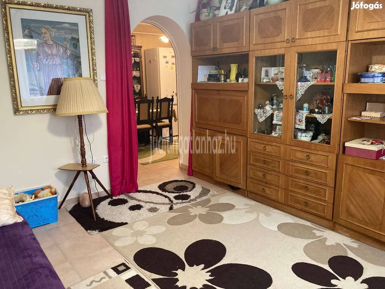 Malom Utcán Első Emeleti Kettő Szobás Lakás Garázzsal