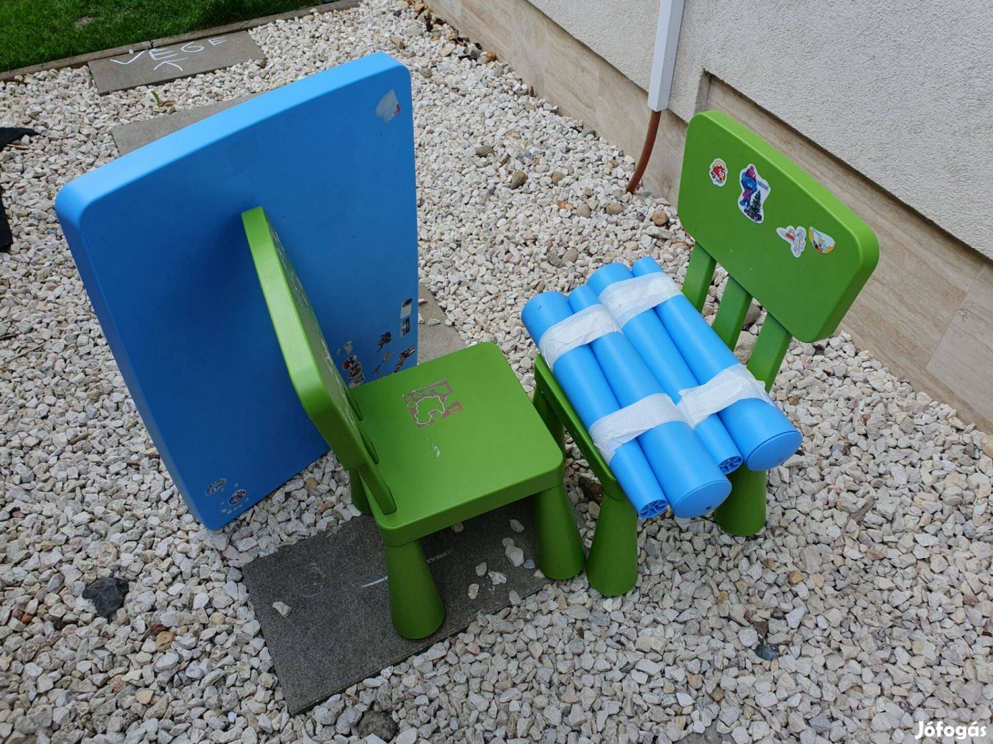 Mammut Ikea gyerekasztal 2db székkel