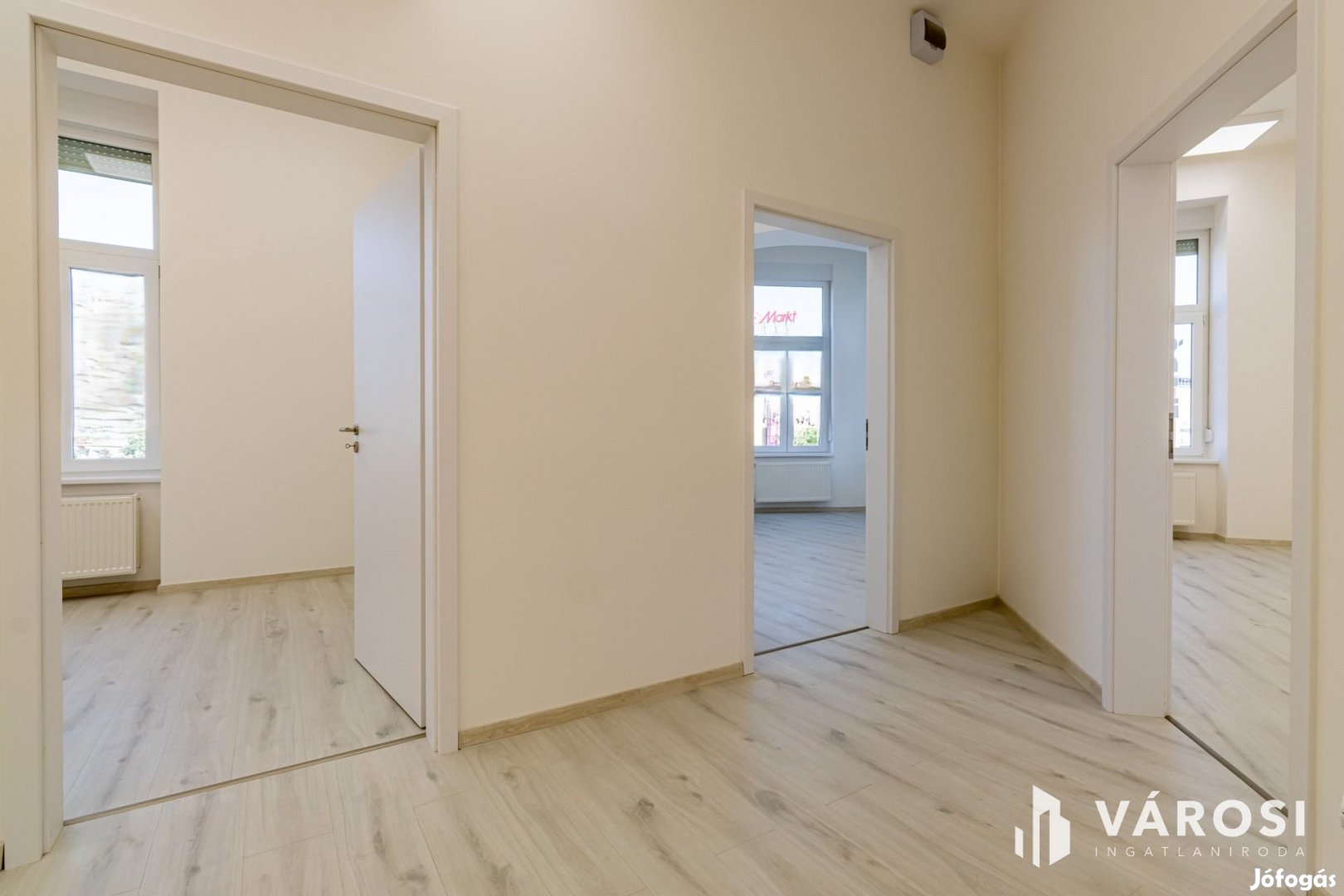 Mammut bevásárló központra panorámás lakás a Széna téren