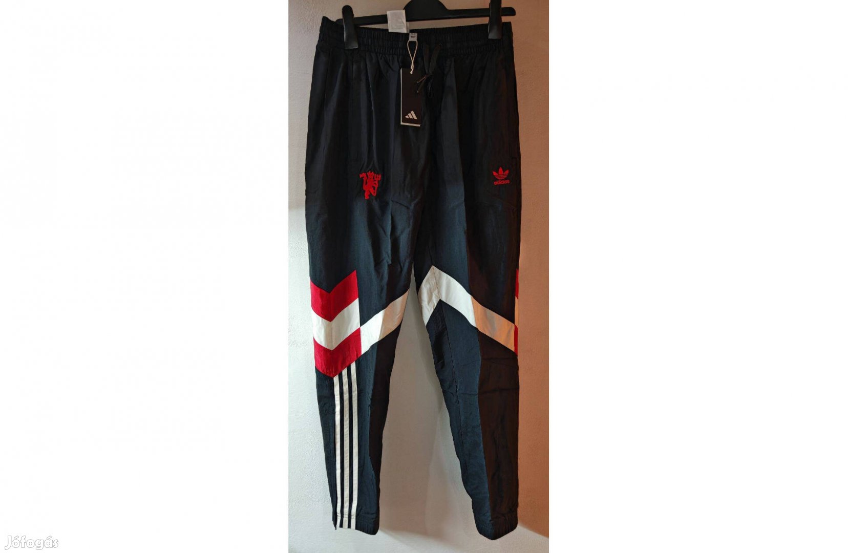 Manchester United eredeti adidas Originals fekete hosszú nadrág (M)
