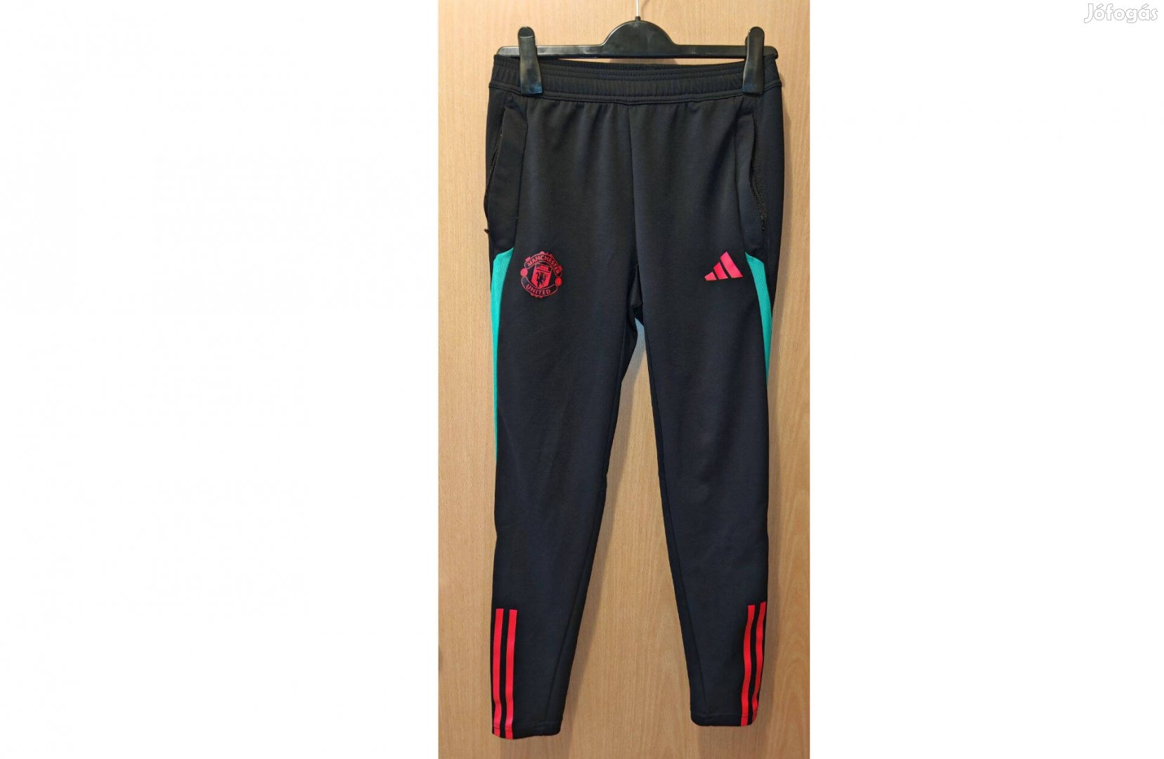 Manchester United eredeti adidas fekete zöld piros hosszú nadrág