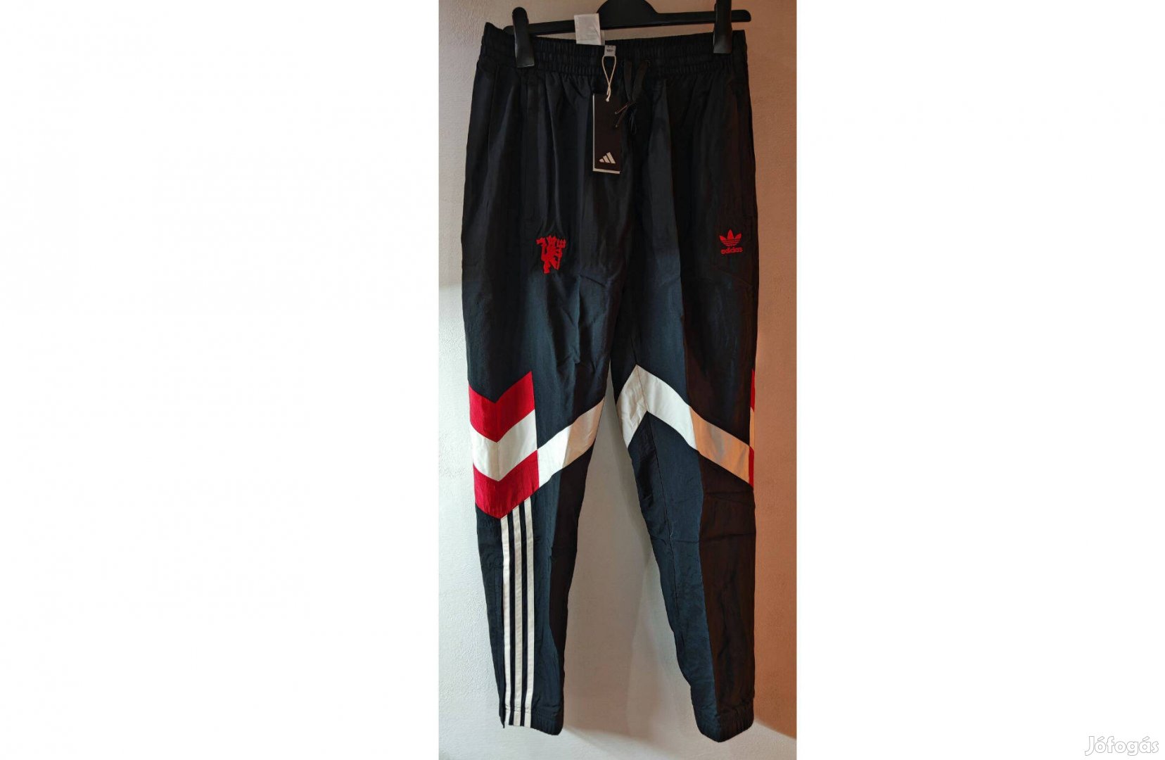 Manchester United fekete eredeti adidas Originals hosszú nadrág (M)