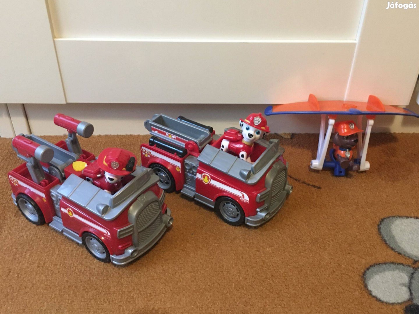 Mancs őrjárat járművek kivehető figurával!