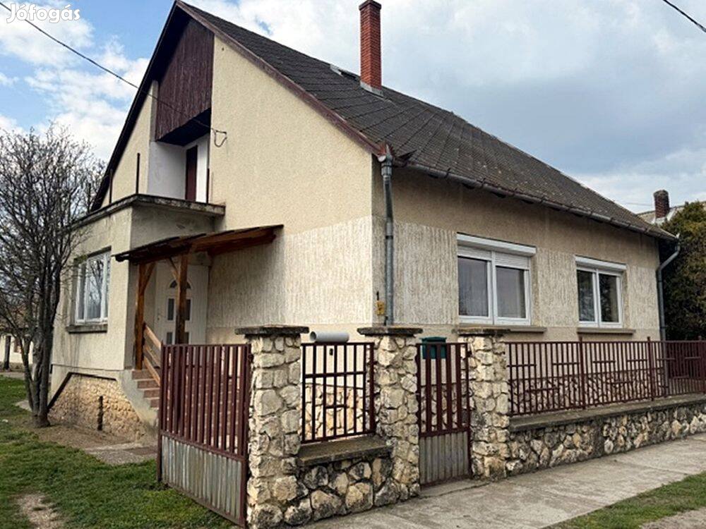 Marcaltőn eladó 130 m-es családi ház