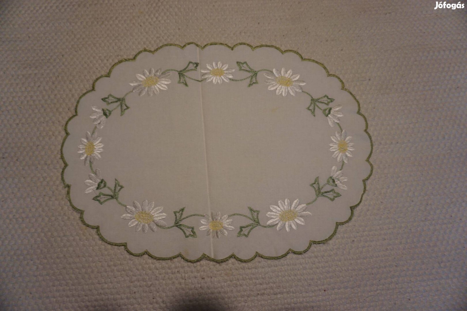 Margaréta mintás hímzett ellipszis alakú terítő eladó