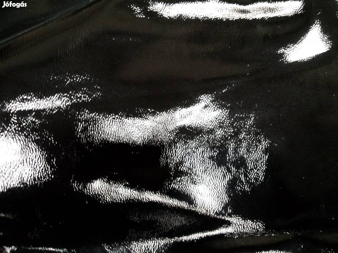 Marhabőr fekete lakk bőr