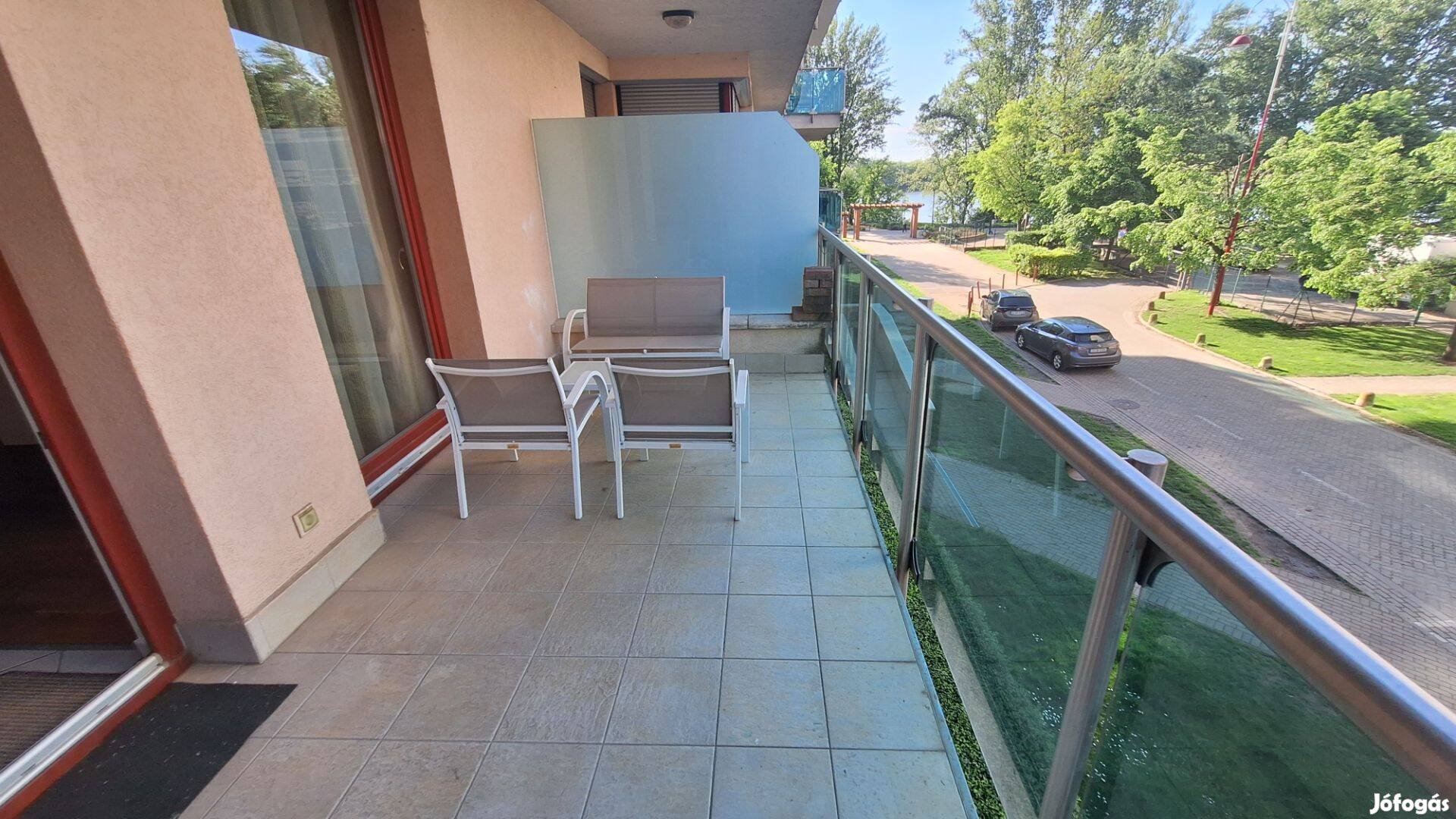 Marina Part, Danubius u., Dunához közeli 51+9m2-es lakás eladó!