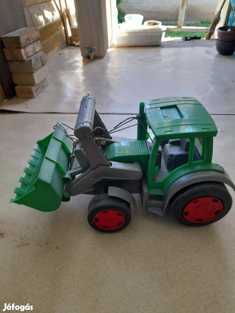 Markolós játék traktor