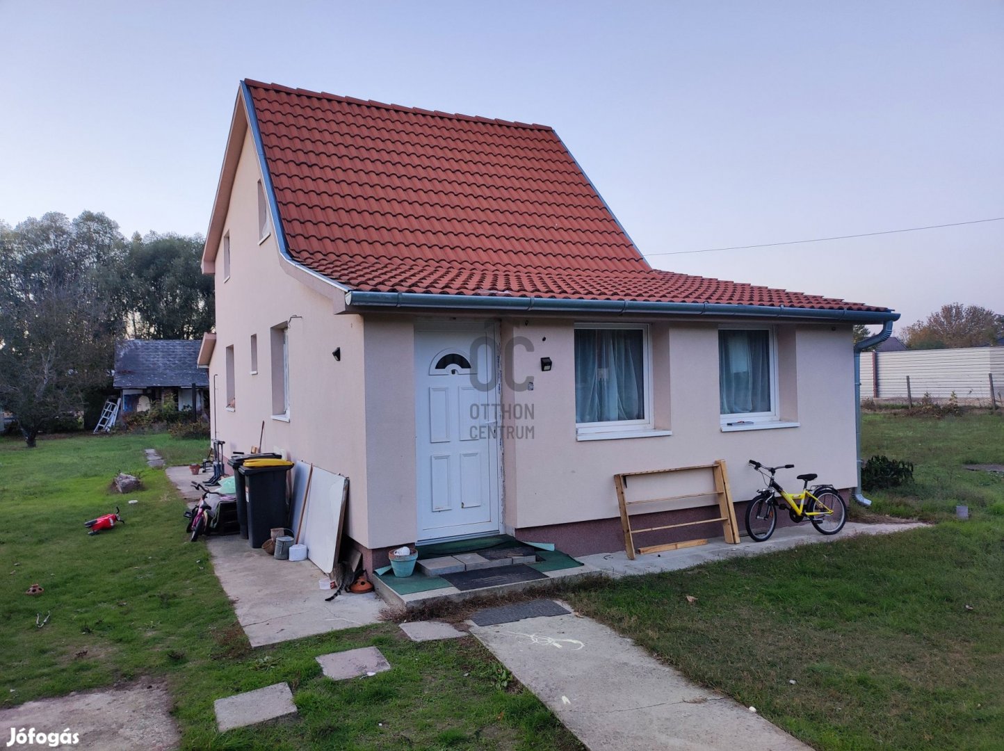 Martinkán aszfalt út mellett 3 szobás nettó 54 nm-es szigetelt ház ela