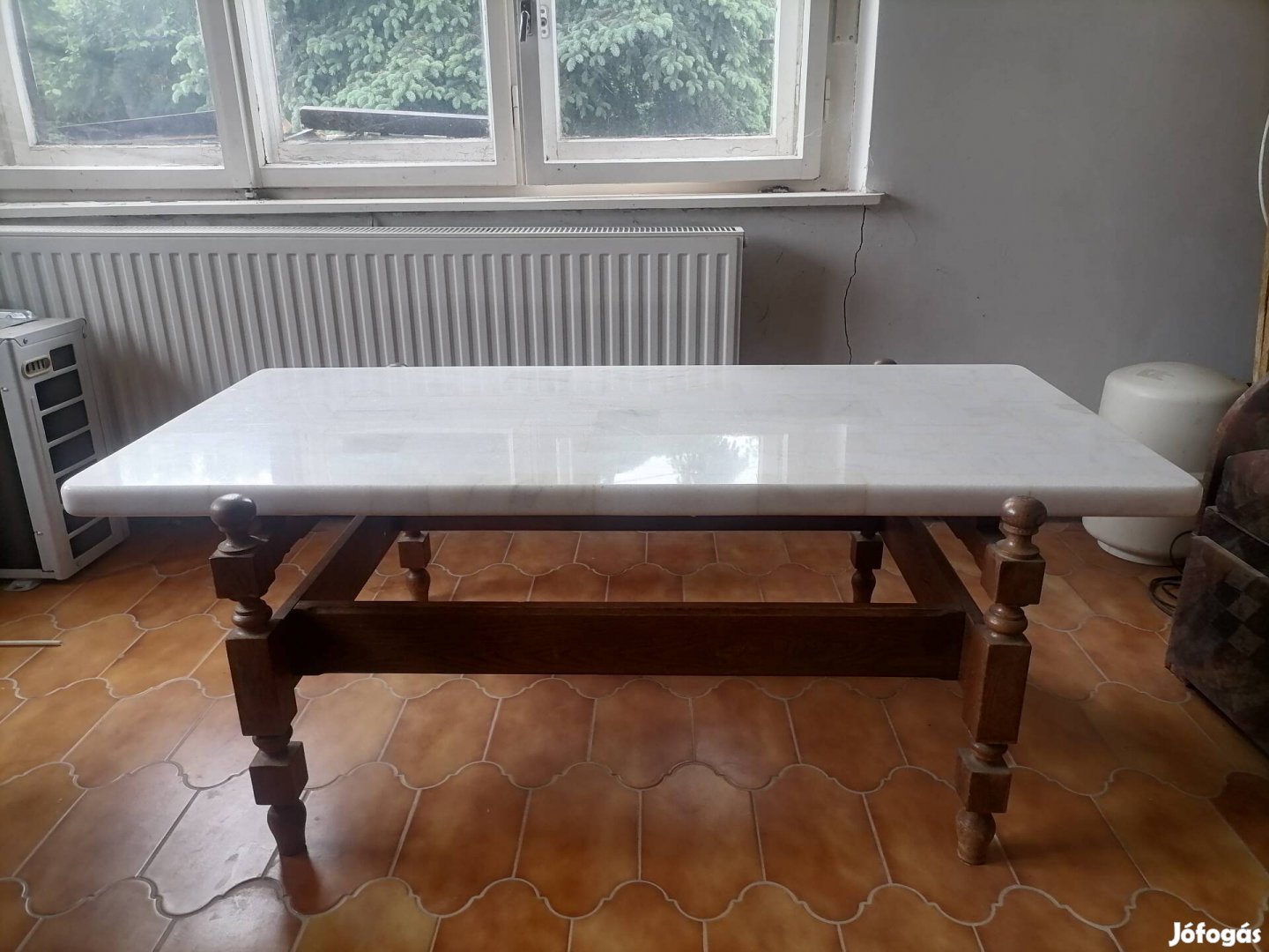 Márvány dohányzóasztal