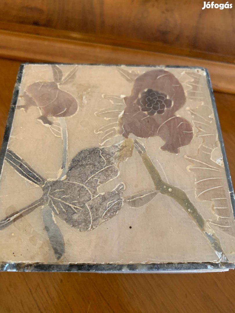 Márvány jellegű mozaik virág berakásos selyemmrl bélelt ékszertartó