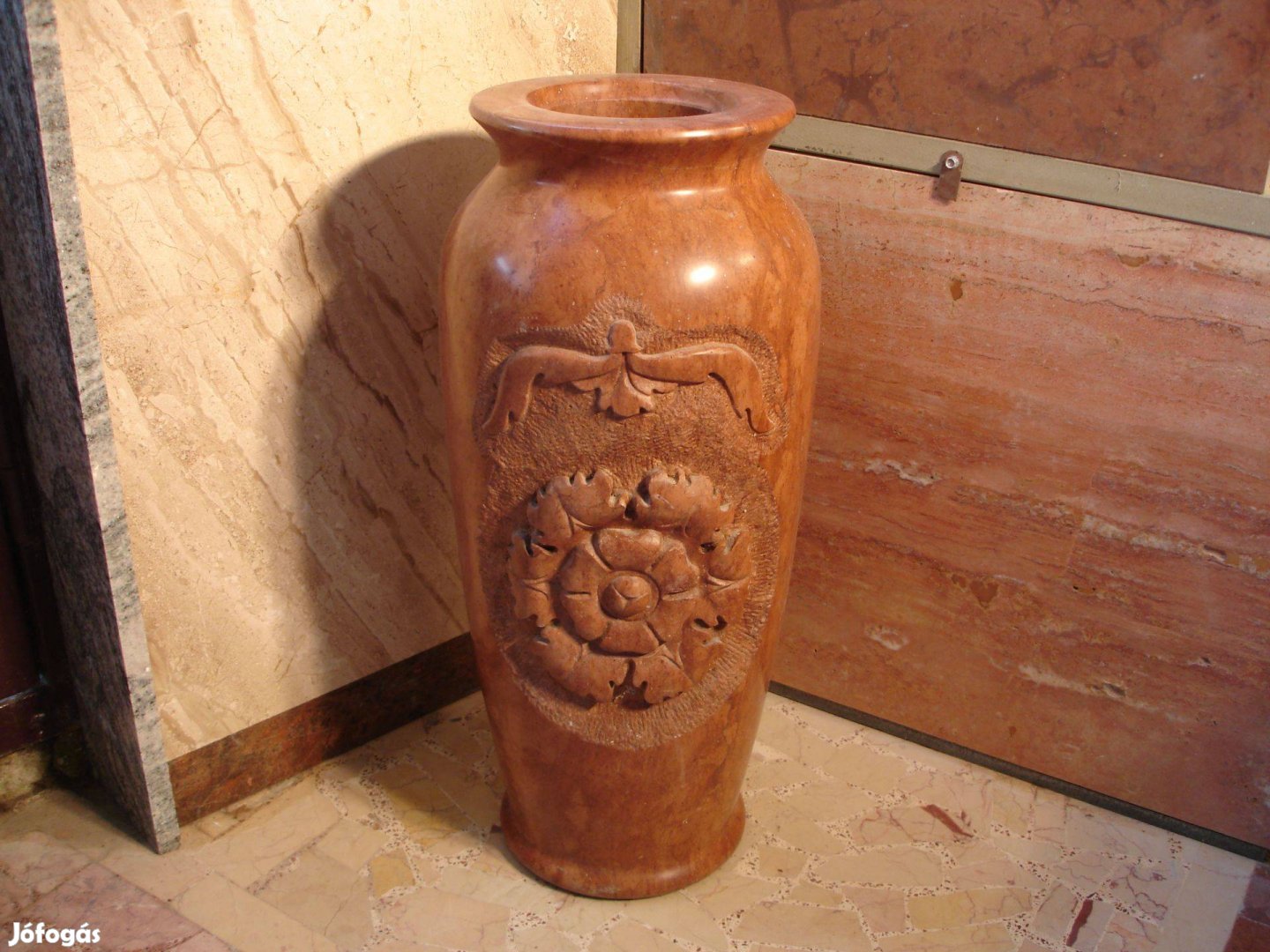 Márvány padlóváza, faragott tardosi mészkő váza, esernyőtart