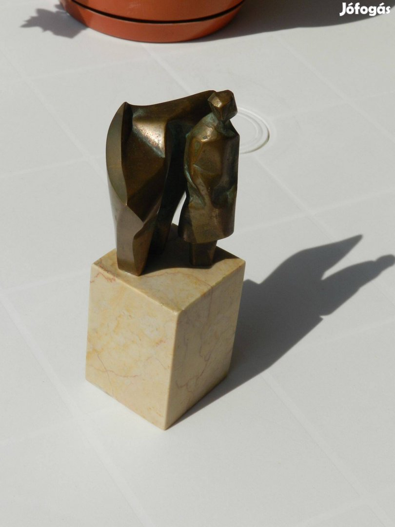 Márvány talapzaton álló emberfigura