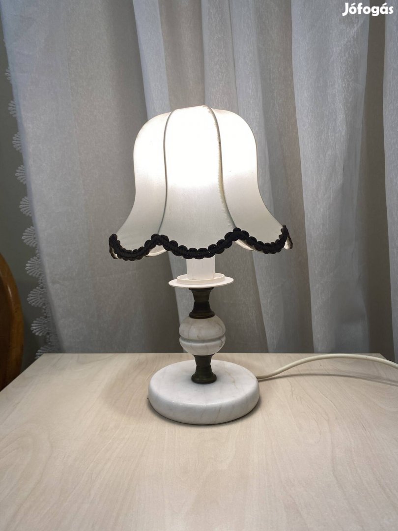 Márványtalpas asztali lámpa