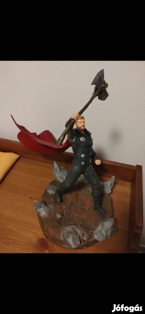 Marvel gyűjteményemből Thor Ragnarok akciófigura 30cm magas. Mindegyik