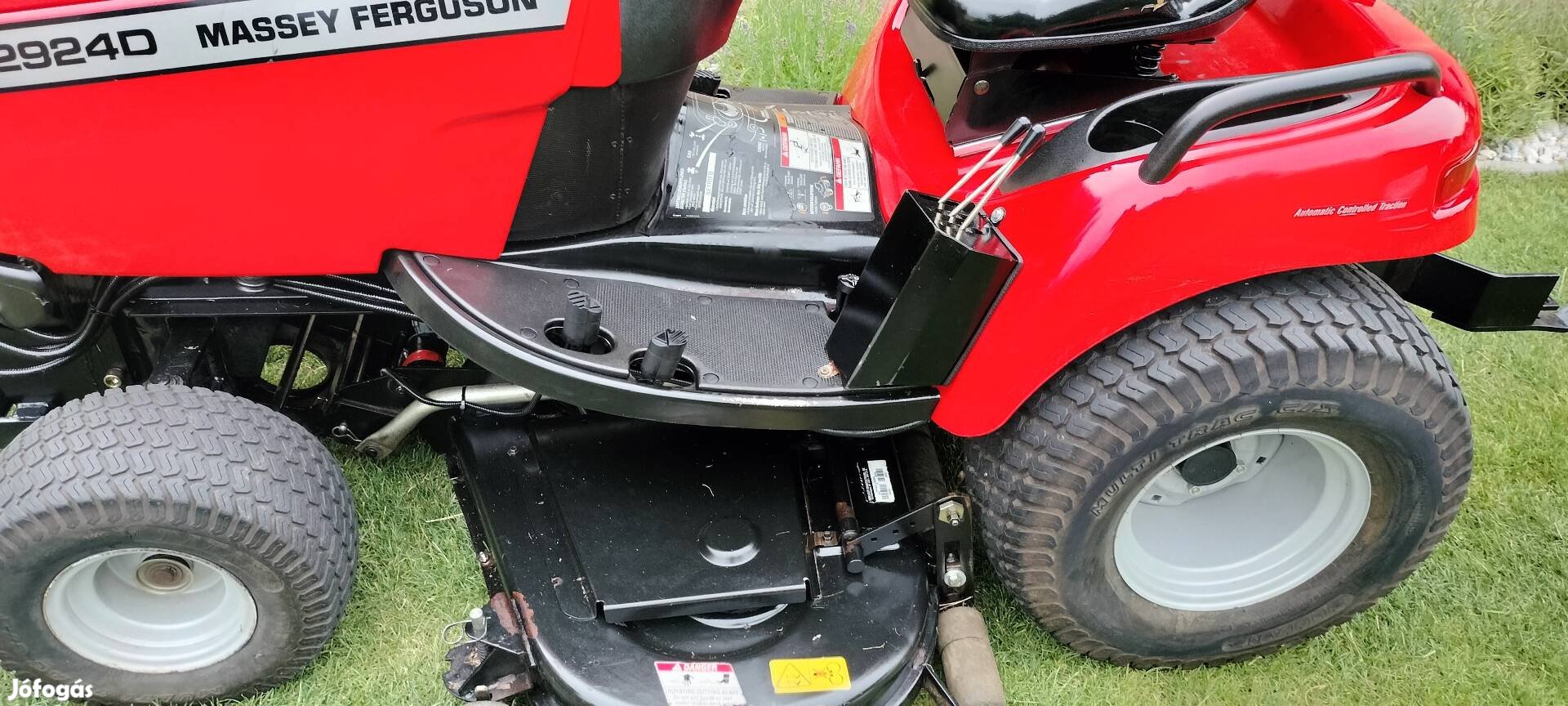 Massey Ferguson fűnyíró traktor 