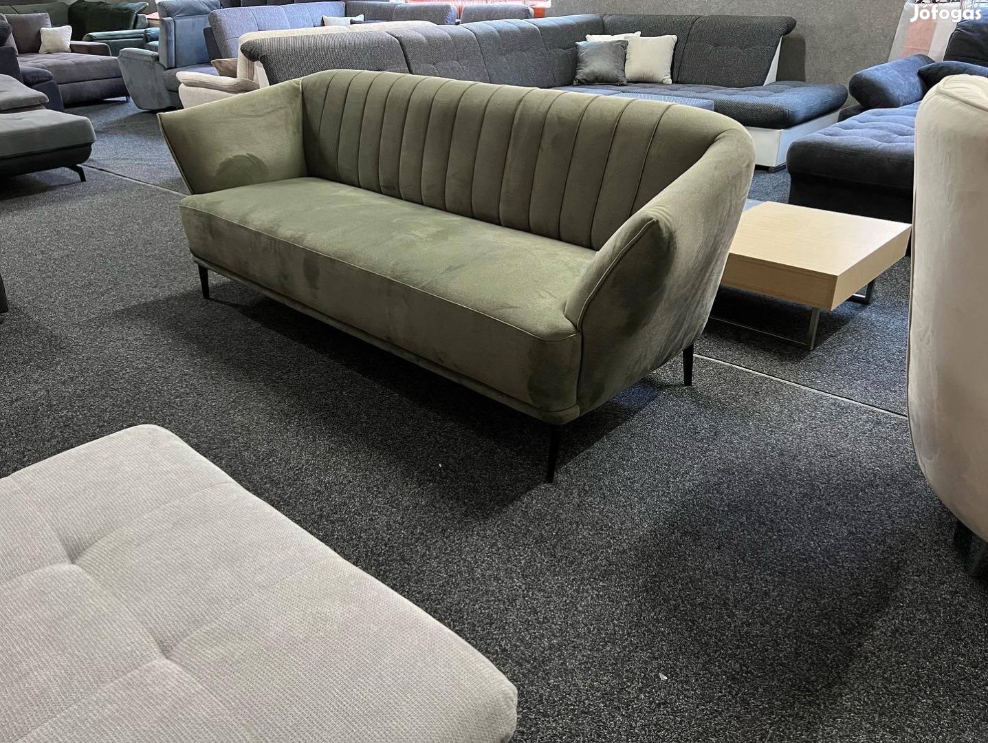 Masszív Design 3s kanapé mohazöld színben eladó 
