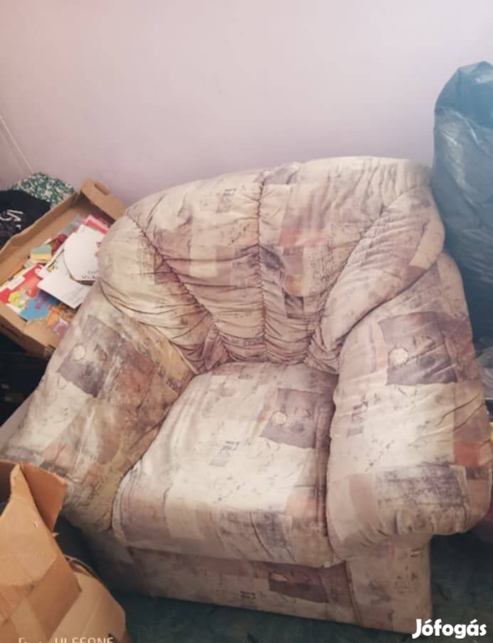 Masszív Nagy Fotel tarka-barka színű bársonyos huzattal