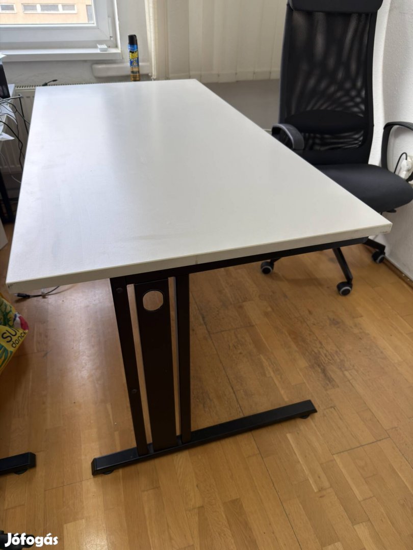 Masszív, fém vázas íróasztal 160x80cm