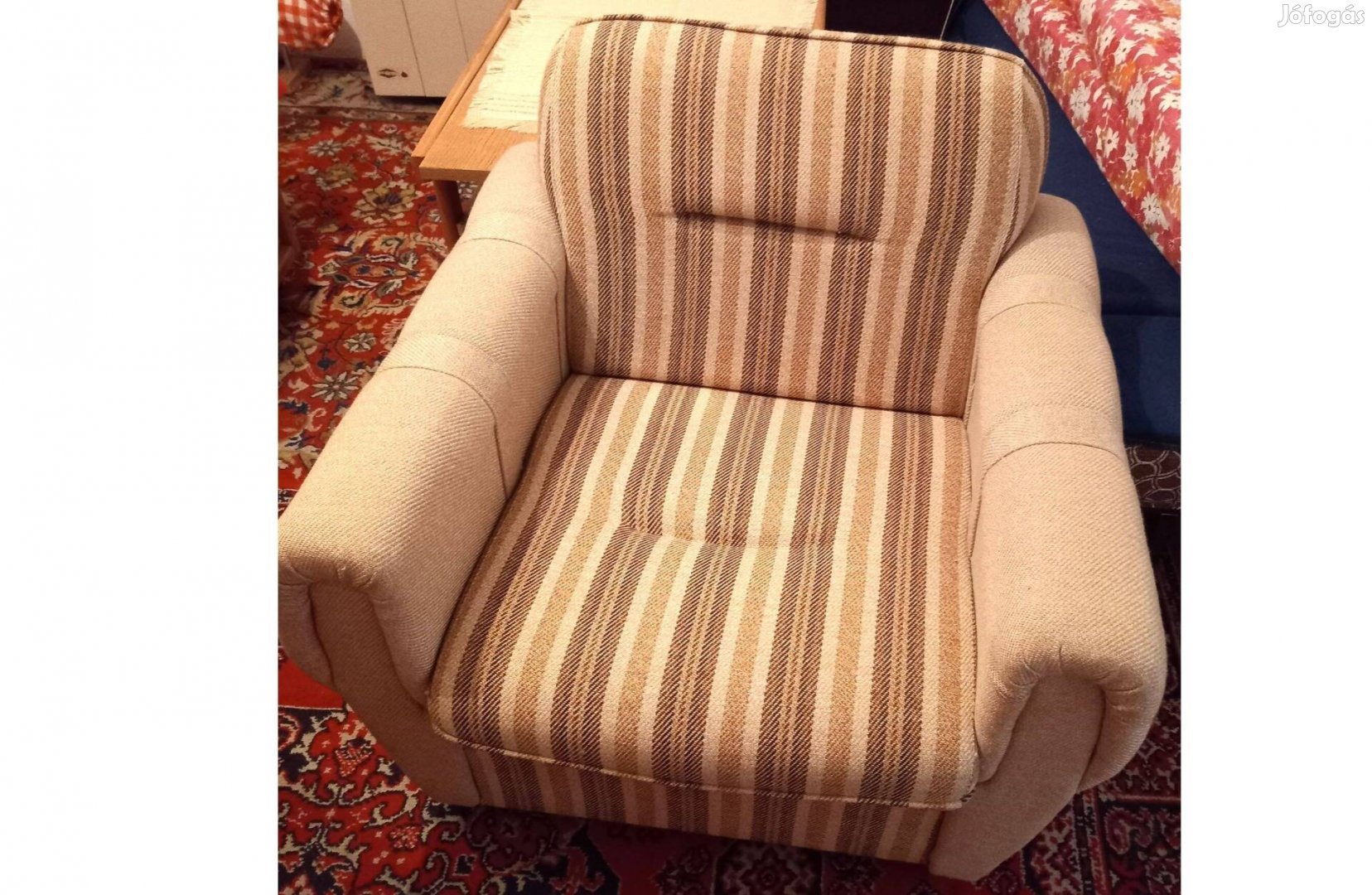 Masszív, jó állapotú fotel 81x80x80cm, könnyen gurítható