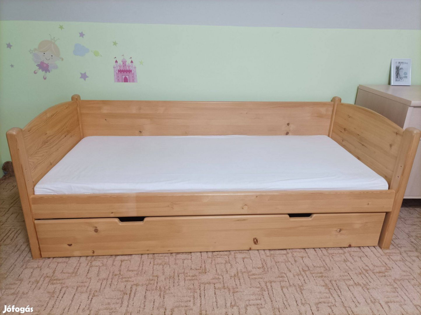 Masszív, kiváló minőségű, jó állapotú fenyő gyerekágy matraccal