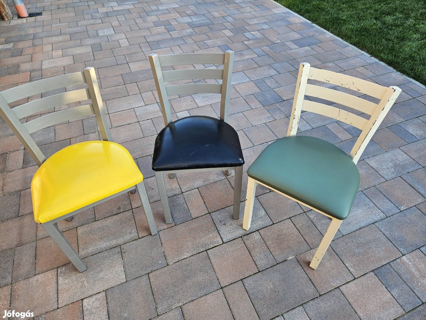 Masszív, színes acél székek