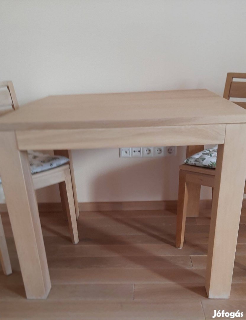 Massziv, tartós, fából készült asztal és 6db. szintén fa