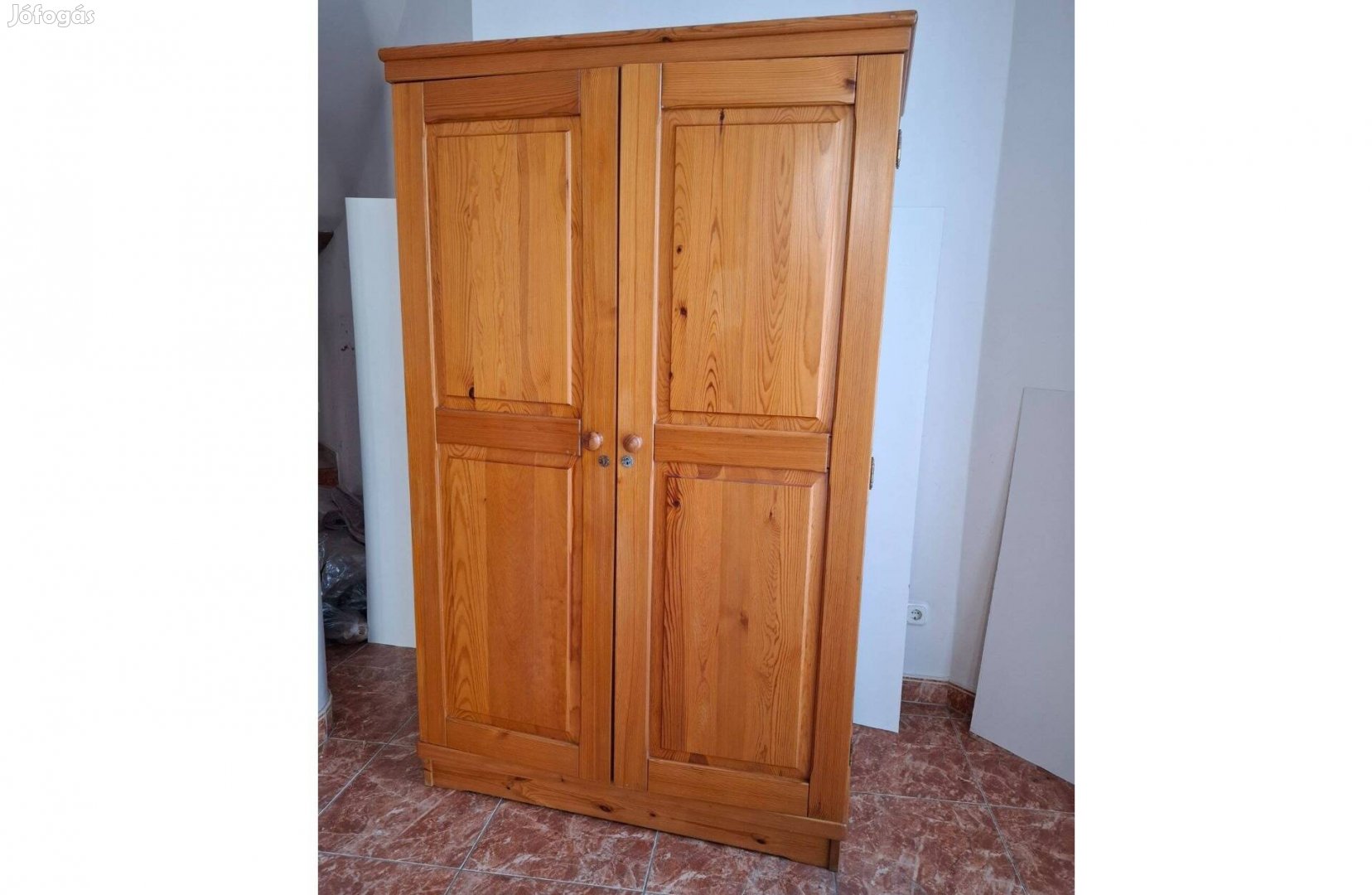 Masszív, valódi fenyőfa ruhásszekrény Polcos és akasztós