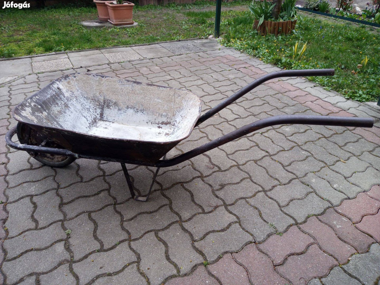 Masszív kerti és építkezési talicska tömör gumi kerekű