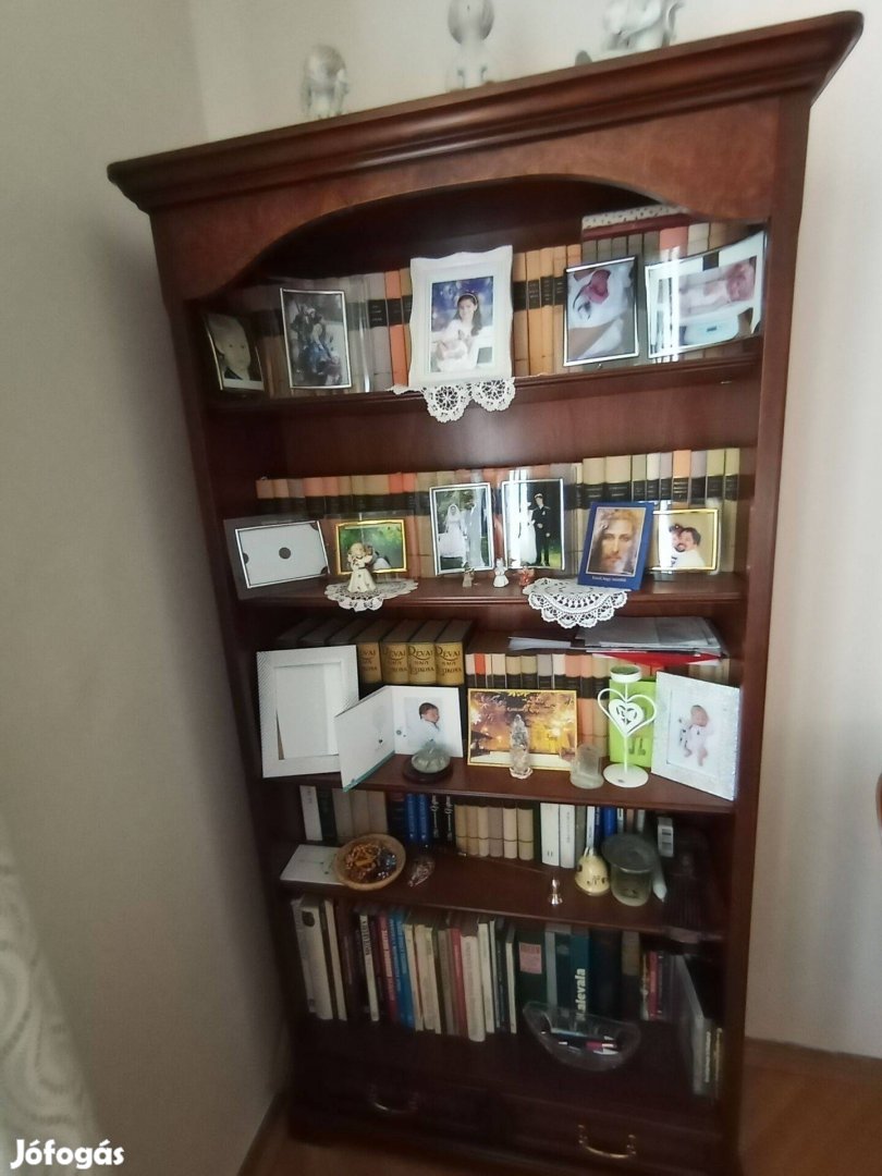 Masszív könyvespolc akciós áron eladó