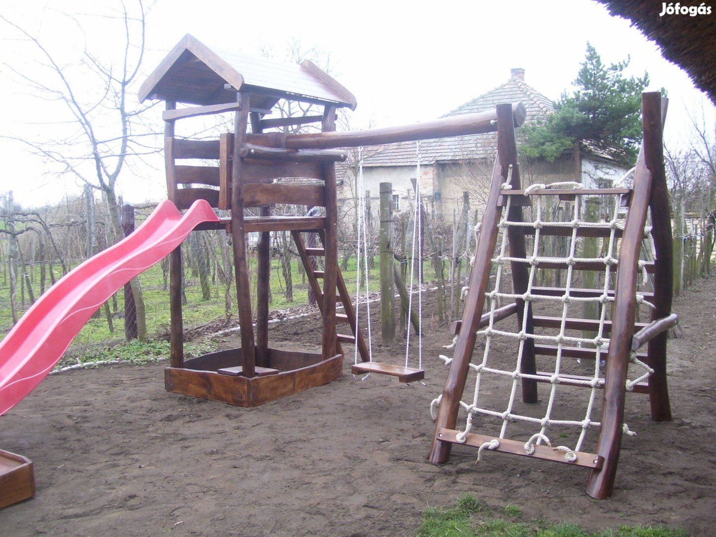 Mászóhálós játszóvár hintás csúszdás homokozós
