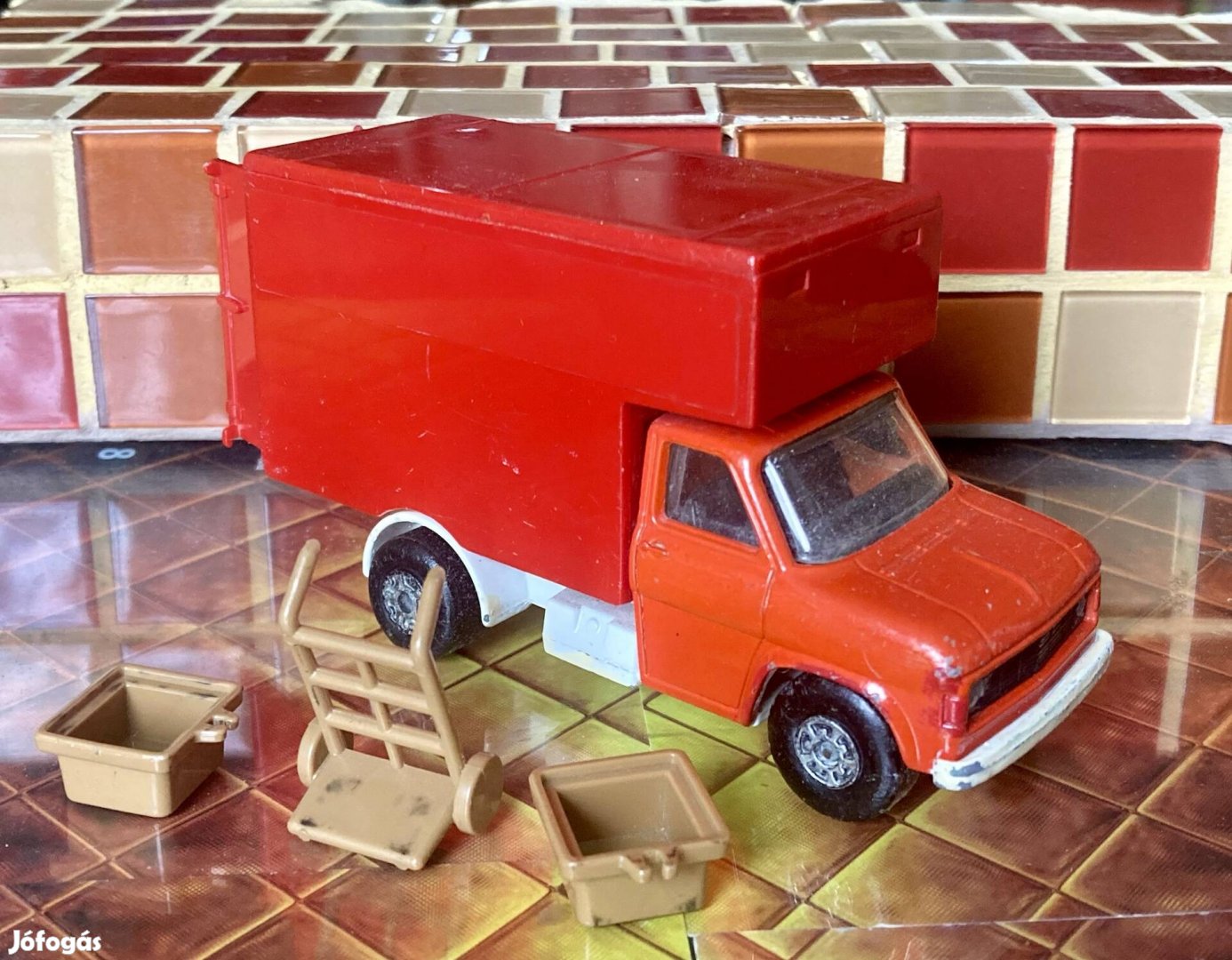 Matchbox Superkings Ford A Series rámpás teherautó kiegészítőkkel