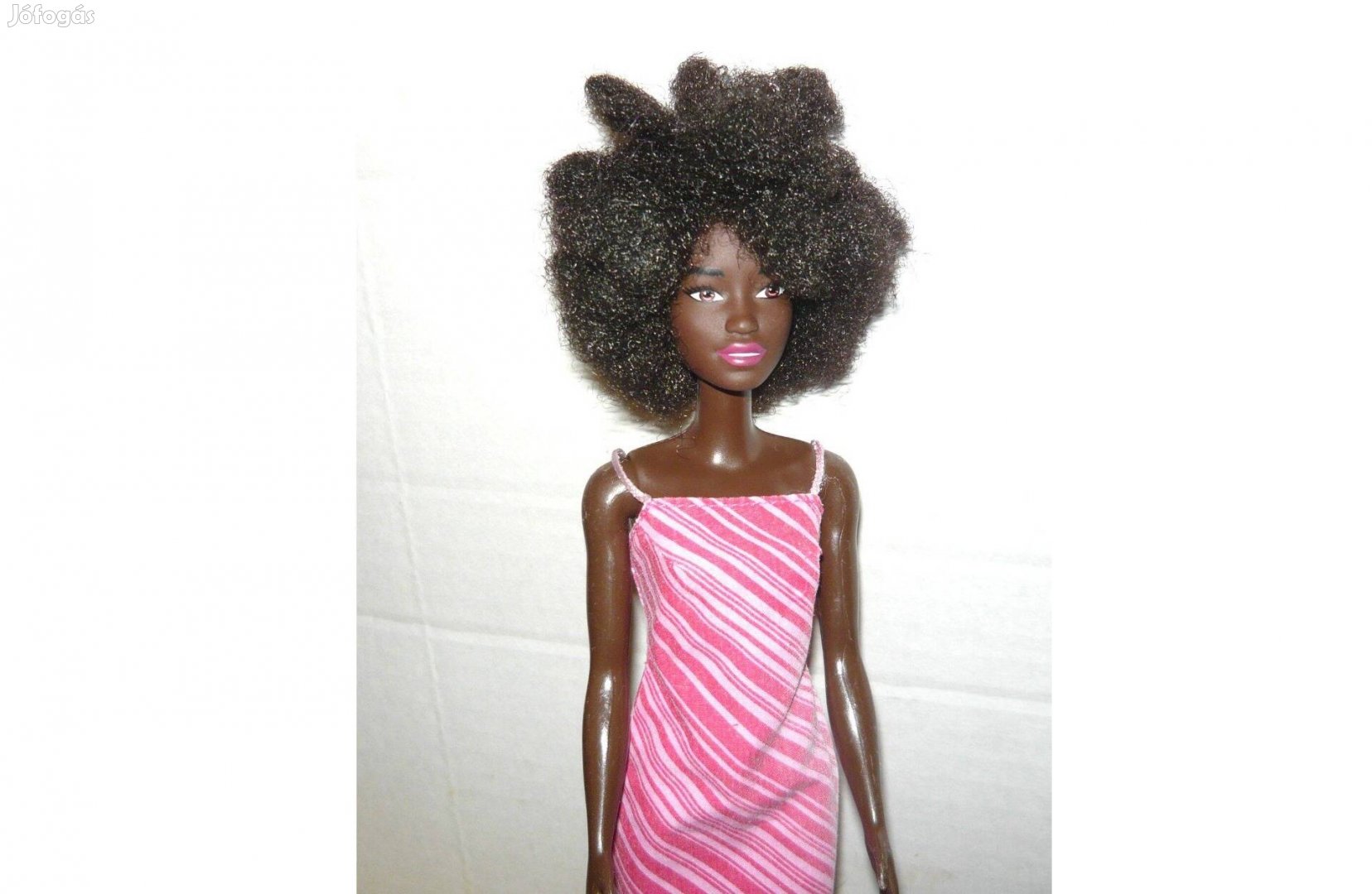 Mattel Barbie baba és ruhái - barna bőrű, afro