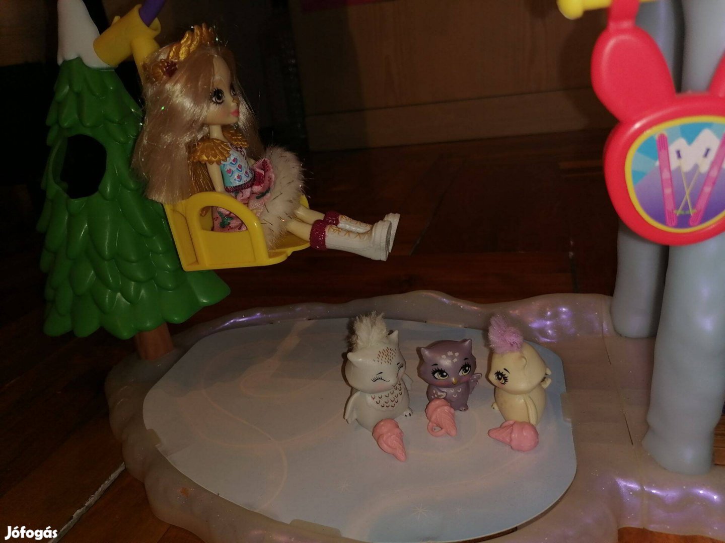 Mattel Enchantimals Téli üdülő központ Bevy Bunny babával és +3 babáva