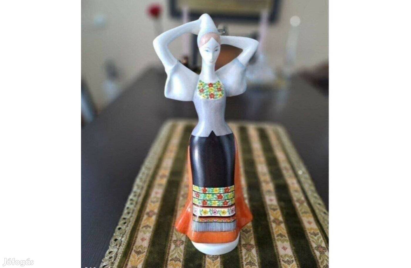 Matyó lány porcelán figura