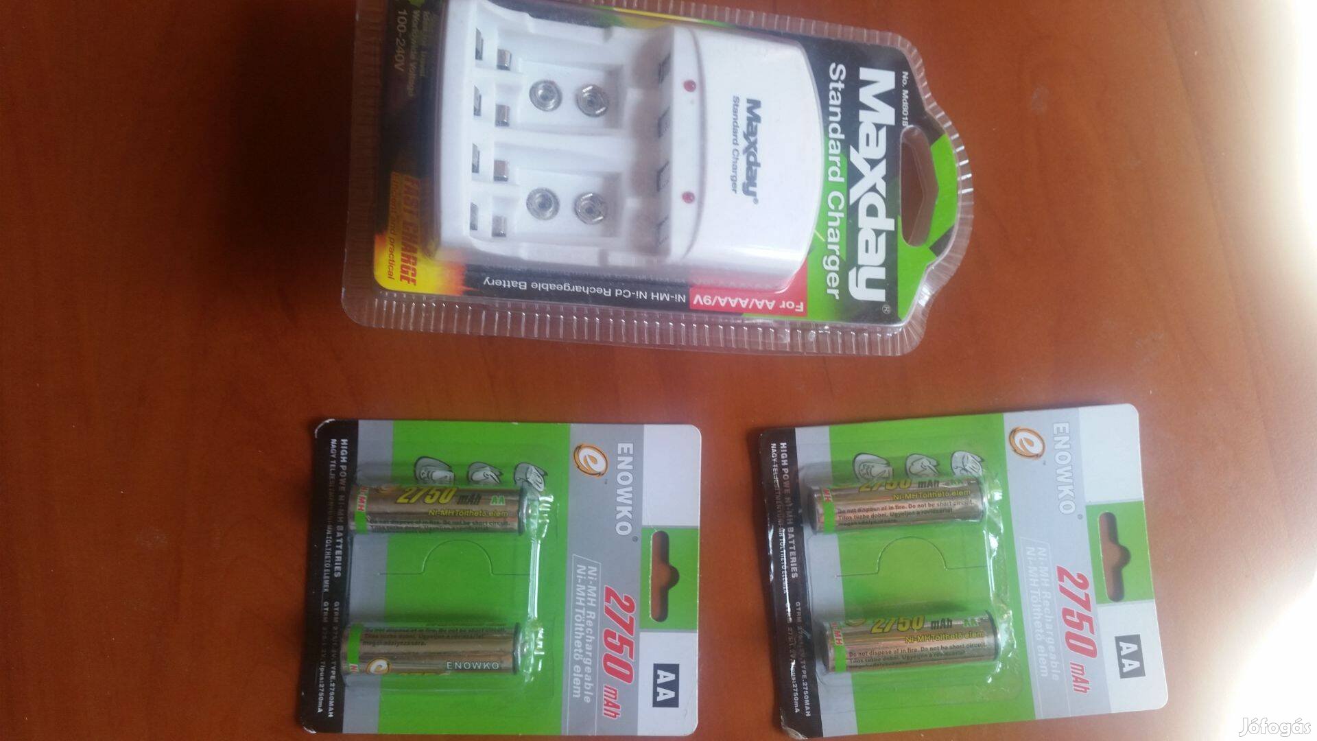 Maxday Univerzális, új akku-töltő + 4db ceruza akkumulátor
