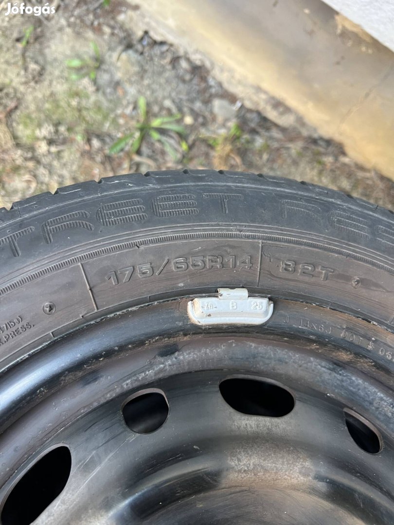 Mazda 14" lemezfelni nyári gumival 