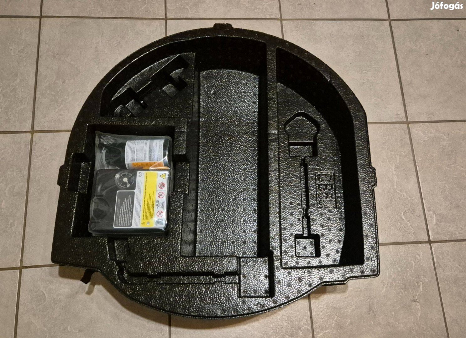 Mazda 2 Pótkerék Szerszámtartó defektjavító készlettel