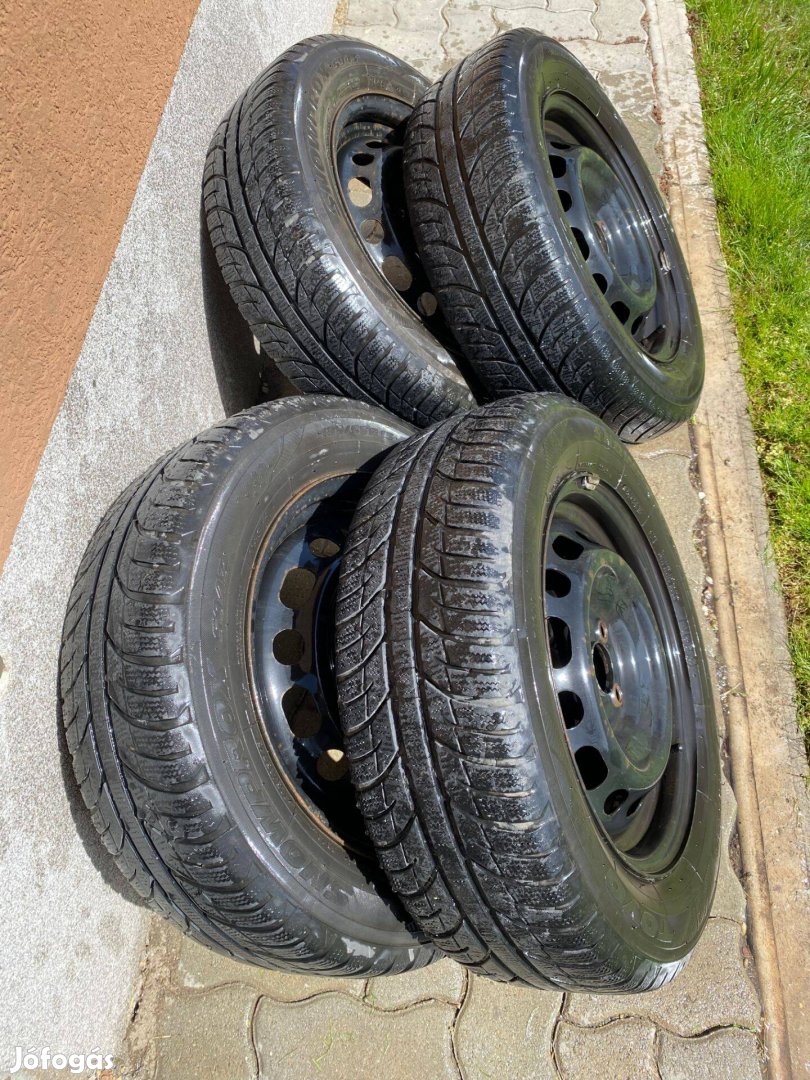 Mazda 2 gyári acéllemez felni / Toyo téli gumival (4 db)