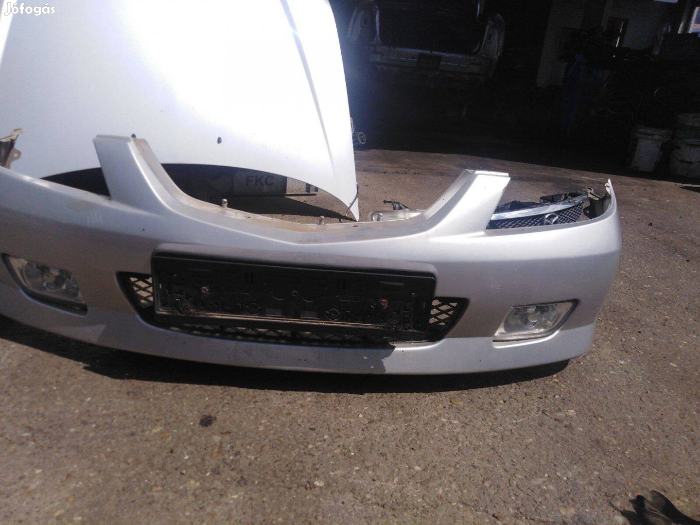 Mazda 323F első lökhárító